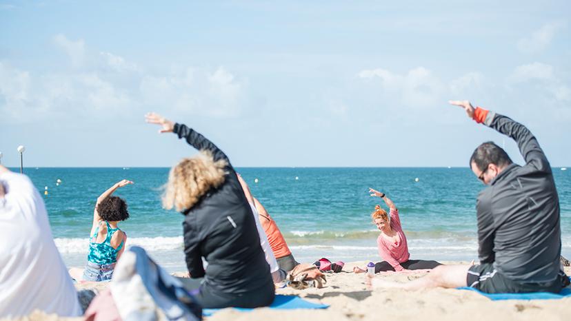 Cours de yoga sur la plage