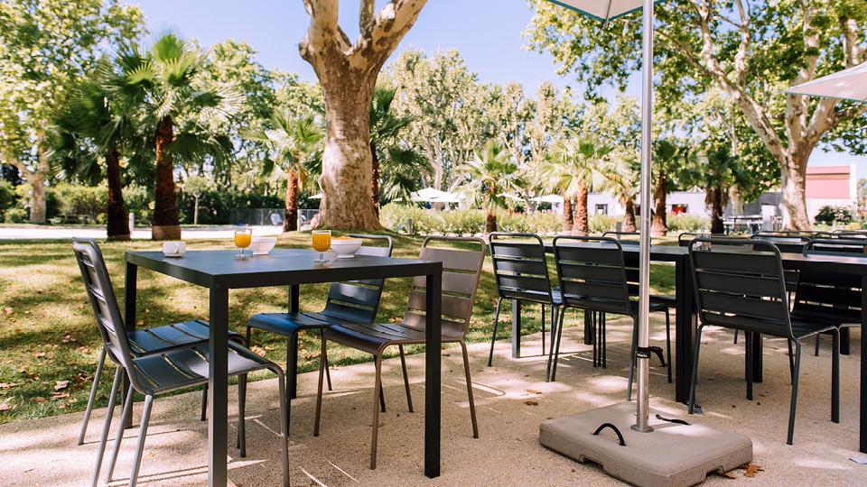 Terrasse dans parc arboré à Marseille