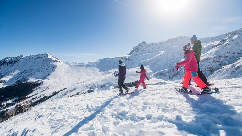 Randonnée en raquettes en famille