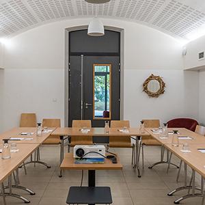 6 salles de travail dont 1 plénière