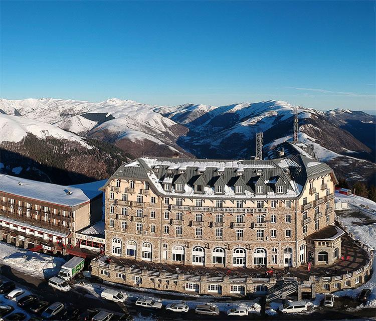 Grand Hotel de Superbagnères sous la neige