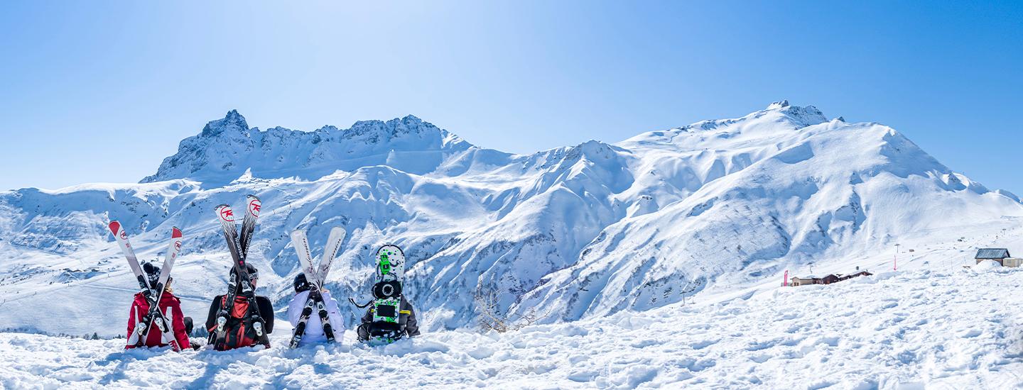 Skier entre amis pendant vos vacances