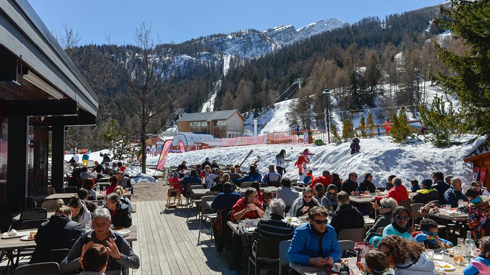 club de vacances au ski avec terrasse