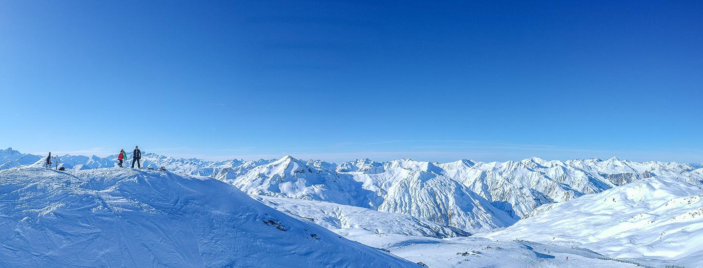 Skier dans les Alpes